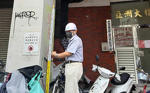 9月震不停！高雄屋齡51年大樓傾斜「緊貼鄰房」  市府今急勘察「尚無立即危險」