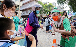 卓冠廷化身「小飛俠」 現身鶯歌宣傳紙風車