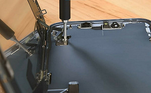 (影)近年來最易「自助維修」機款！iPhone 14只需拆2顆螺絲