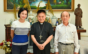 拜訪天主教高雄教區 柯志恩獲總主教祝福