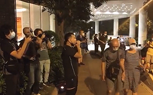 吹個口琴也叛國?  香港男子為女王守夜時吹奏《 願榮光歸香港 》被捕