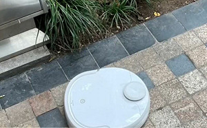 掃地機器人跑樓下！監視器曝喵元凶