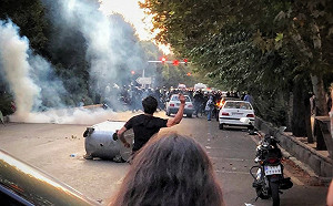 「被性侵、毆打...」 伊朗頭巾革命後 警方對民眾動私刑 逼寫下認罪自白