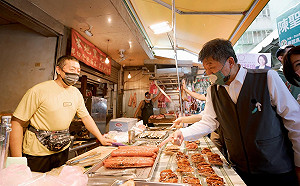 白蘭市場拜票回應熱絡 陳時中直呼：大香腸看起來很好吃