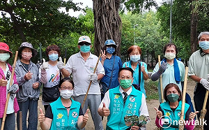 志工隊風雨無阻清掃公園18年 18週年與創隊議員生日同慶