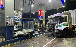 聯結車撞進加油站！駕駛酒駕遭送辦