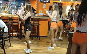 美女店員熱舞！外送員餐期甘願久等