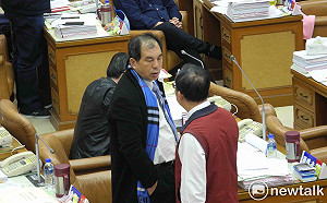 周勝考建議巷道紅線開放夜間停車 侯友宜允研議