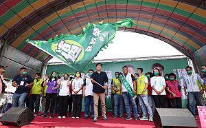 協助兌現運動中心支票 陳其邁勉蘇致榮拼關鍵一席