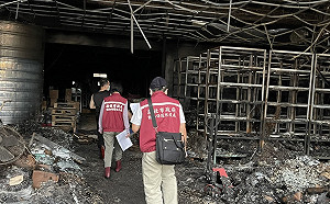 新莊鐵皮屋大火曝露非法繁殖場  新北動保處偕警消救出52犬隻