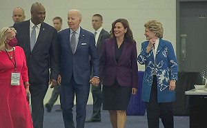 拜登怪異舉動再加一！牽女州長手引熱議