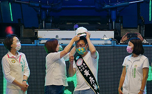 勞動部長送工程帽 勞工代言人黃彥毓成立競選總部