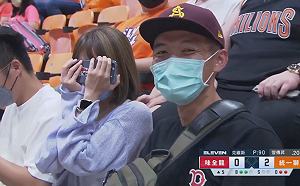 台南Josh約會啦啦隊女神！看球賽突被「大螢幕轉播」網：都梔道了