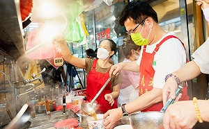 林佳龍化身魷魚羹店長半小時義賣300碗   協助汐止廟宇濟德宮重建