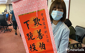 柯文哲赴議會拜會委員會 有議員跑廁所、林穎孟拉卷軸嗆「下跪投降」