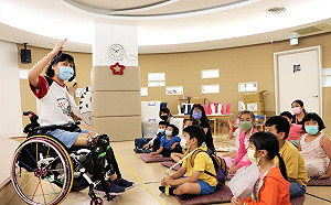 新北市圖故事媽媽將生命挑戰化為閱讀禮物