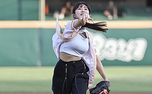 鄧福如首次為職棒開球！絕美側拍Howhow狂找碴