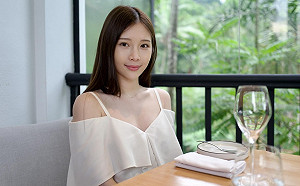 寫真書不斷延期！雞排妹「上空全裸」下跪道歉  網：原諒妳