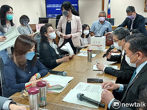 立院委員會召委選舉沒投票 藍綠各得8席