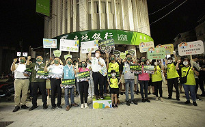 國務青「繽紛18路」嘉義噴水圓環開講！ 李俊俋作伙相挺18歲公民權