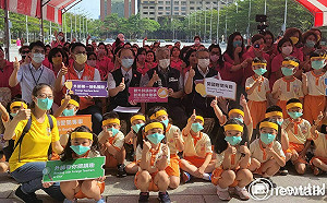 中市議員楊正中父子牽線  天麗生技捐贈英語愛閱專車啟程