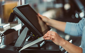 袋裝米放2個月結塊想退！店員冷回