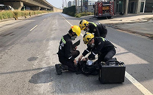 台61線驚傳強鹼外洩！3騎士遭灼傷
