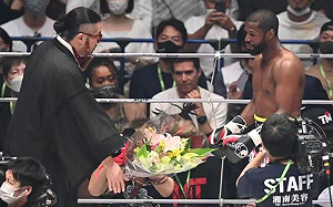 日本政客摔花丟日本大臉 摔角賽事主辦方下跪15秒道歉