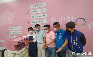 首度在競總公開亮相 盧秀燕驚訝「粉紅咖啡機去哪找的？」