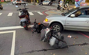 9旬翁暴衝倒車猛撞！母攜子逛街亡