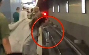 高雄男「跳月台」救手機！險些遭碾