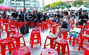 民眾黨成「檳榔黨」？四叉貓揭新北造勢黑衣人檳榔汁吐滿地