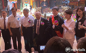 黃珊珊與柯文哲、市府官員同台 藍綠議員轟行政不中立