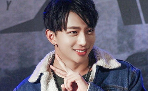 許明杰酒醉和芭樂嬤當街互跪！宣布「暫停演藝活動」 網掀2派論戰