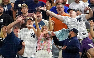 (影)為了搶法官62轟　球迷不惜跳下看台