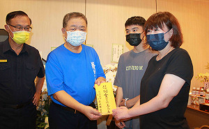 三重員警猝死殉遺留身障妻兒   新北議長蔣根煌慰助家屬