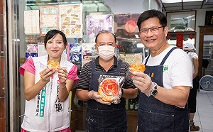 與林佳龍體驗新北碧潭擺渡 陳乃瑜：同舟共濟拚勝選