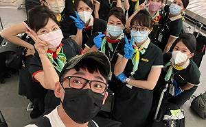 網紅阿滴曝「空姐群」合照！網暴動撻伐：滴哥