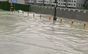 (影) 陝西爆發超警戒洪水 地基坍塌 車掉洪流中 近1.3萬人緊急撤離