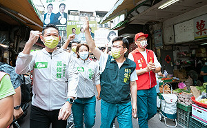 林佳龍到新北板橋市場掃街 獲贈「蔥滿勝蒜」盼逆轉勝