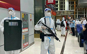 (影) 登機證才剛到手就被封州  西雙版納大白持衝鋒槍鎮壓 民眾哭喊警殺民