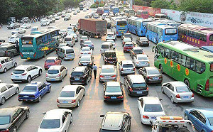 (影)人在冏途！30小時路程走了5天 傳甘肅萬名旅客受困車道