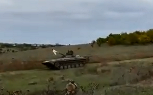 俄羅斯戰車掛白旗畫面瘋傳 烏克蘭軍方：已有數千俄軍撥打投降熱線