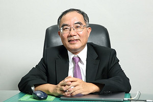 台大畢業證書改版無「中華民國」字樣 陳文章遭批不適任 ：管中閔任內提出