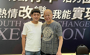 嘉義政壇走藝人風 市議員候選人王冠鈞競選歌曲自己唱