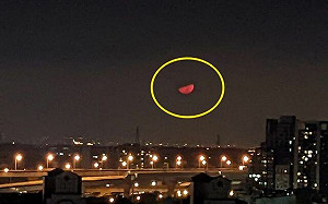 世界末日？空中驚見「紅月亮」高掛