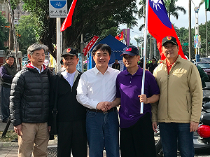 郝龍斌探視「800壯士」怒批：年金改革只是騙局