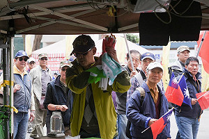 退將遊行赴公投盟潑水鬧場 怒飆記者三字經