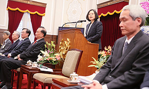 蔡英文：政府順利運作 都是公務員努力成果