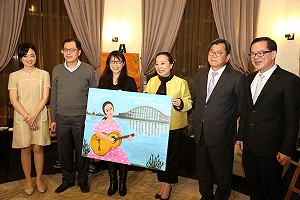 小野麗莎首登故宮南院開唱 張花冠​贈畫迎賓